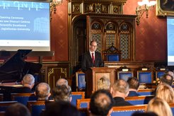 Botschafter Thomas Bagger bei seinen Grußworten anlässlich der feierlichen Eröffnungszeremonie in der historischen Aula der Jagiellonen-Universität (Krakau, Polen).