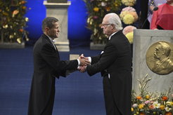 Feierlicher Rahmen: Ferenc Krausz erhält die Nobel-Medaille und Urkunde vom schwedischen König.Carl Gustaf.