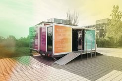 Mobiler Raum mit Rampen, farbigen Wänden und Fragen zur Beeinflussung des Tages durch Licht.